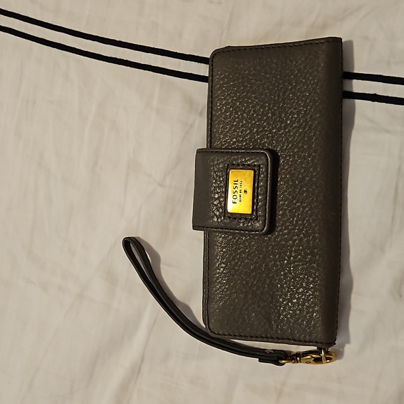 Fossil Handbags - NWOT Fossil wallet with removable wristlet strap